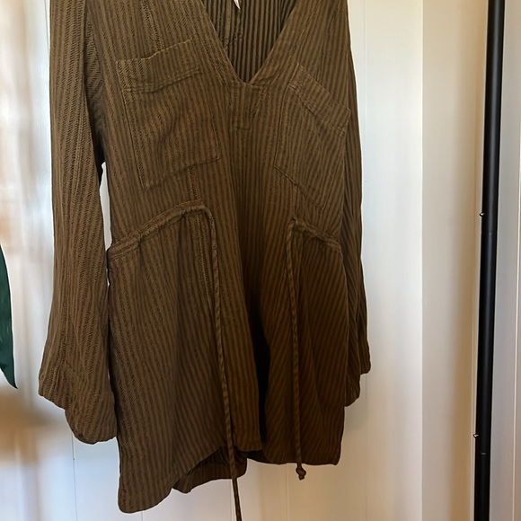 NWOT Free People short romper with drawstring, bell sleeves, size XS - Picture 6 of 6